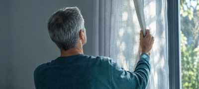 Koje tkanine za zavese manje skupljaju prašinu u sobi sa otvorenim prozorom