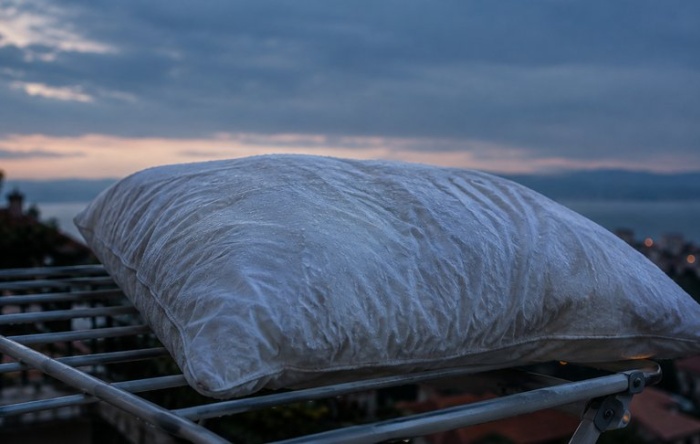 Kako da osušite natopljen jastuk bez neprijatnog mirisa i fleka