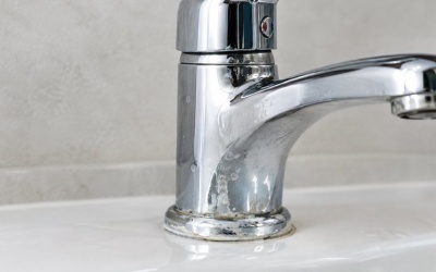 Zašto se slavina lakše zaprlja oko baze nego na samom vrhu
