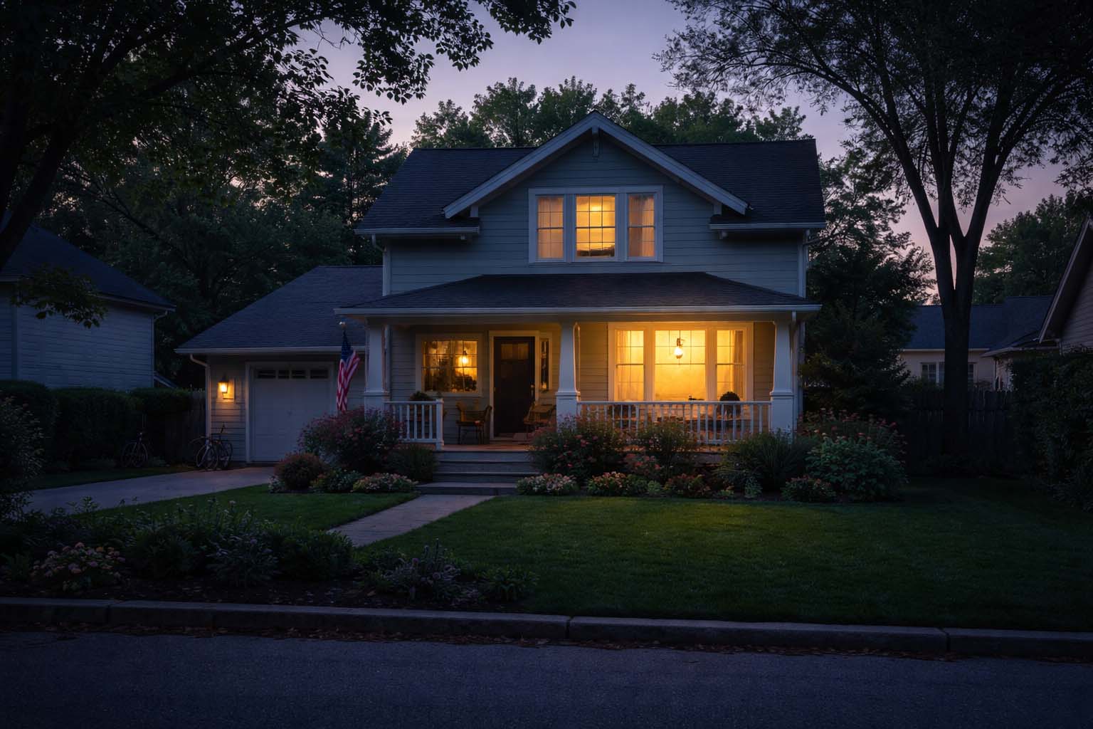 Porodična kuća u sumrak sa upaljenim svetlom u jednoj sobi, bez ljudi