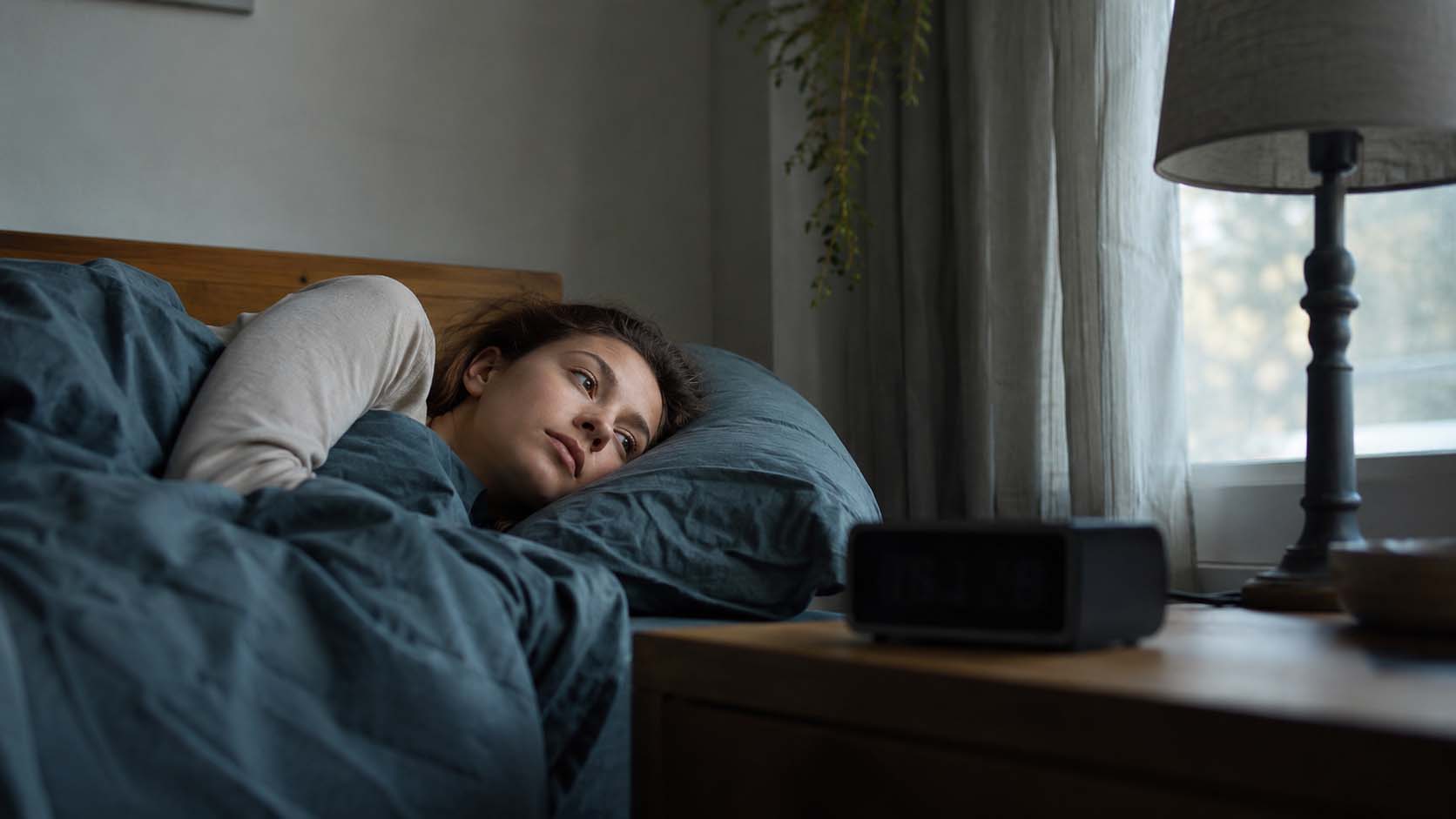 buđenje pre alarma, unutrašnji sat, cirkadijalni ritam, zašto se budimo pre alarma, jutarnje buđenje, navike spavanja, lifestyle, laganica, laganica.rs