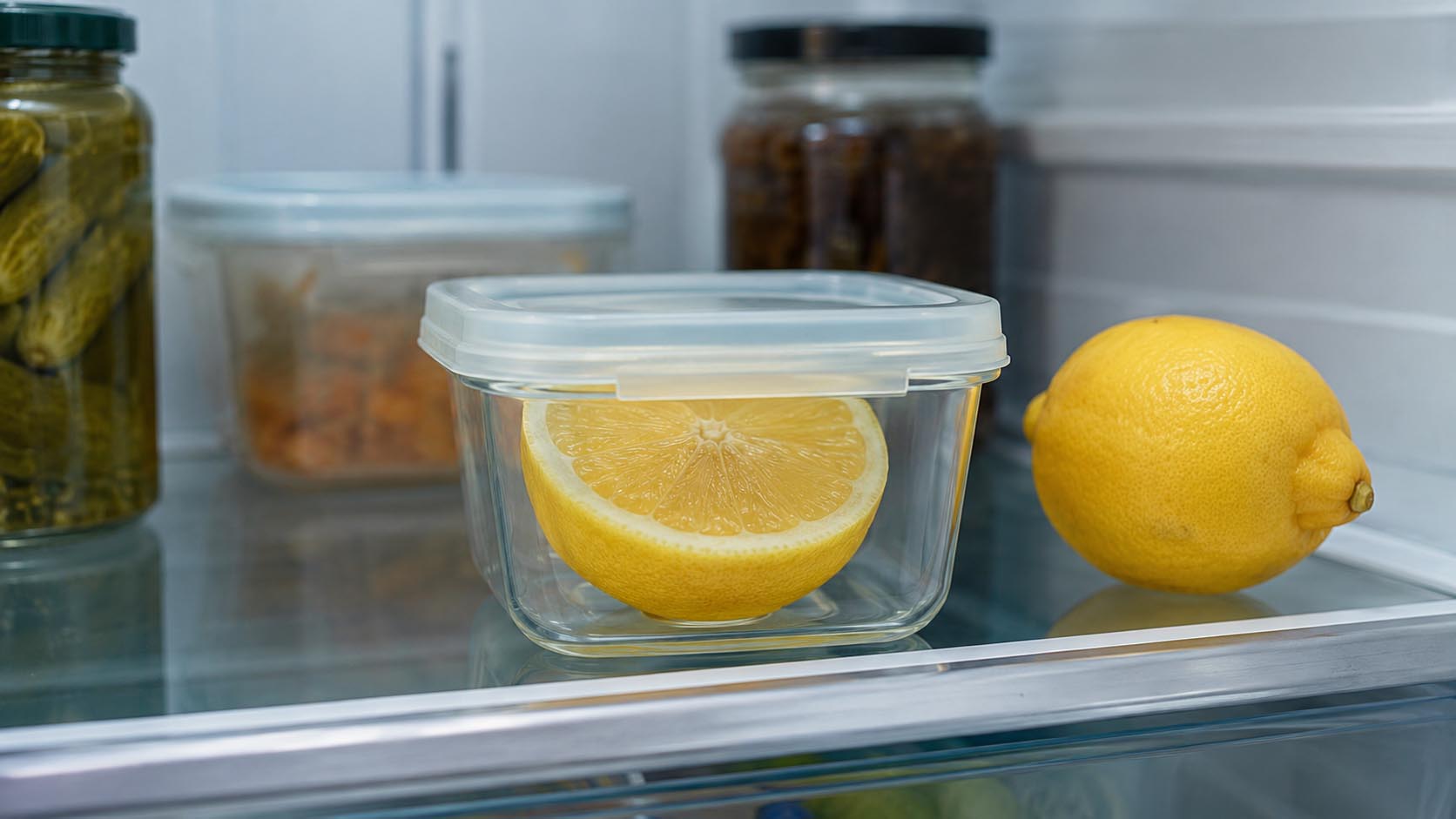 kako čuvati presečen limun, polovina limuna u frižideru, čuvanje limuna, presečen limun, kako sprečiti isušivanje limuna, čuvanje citrusa, otvorene namirnice, organizacija frižidera