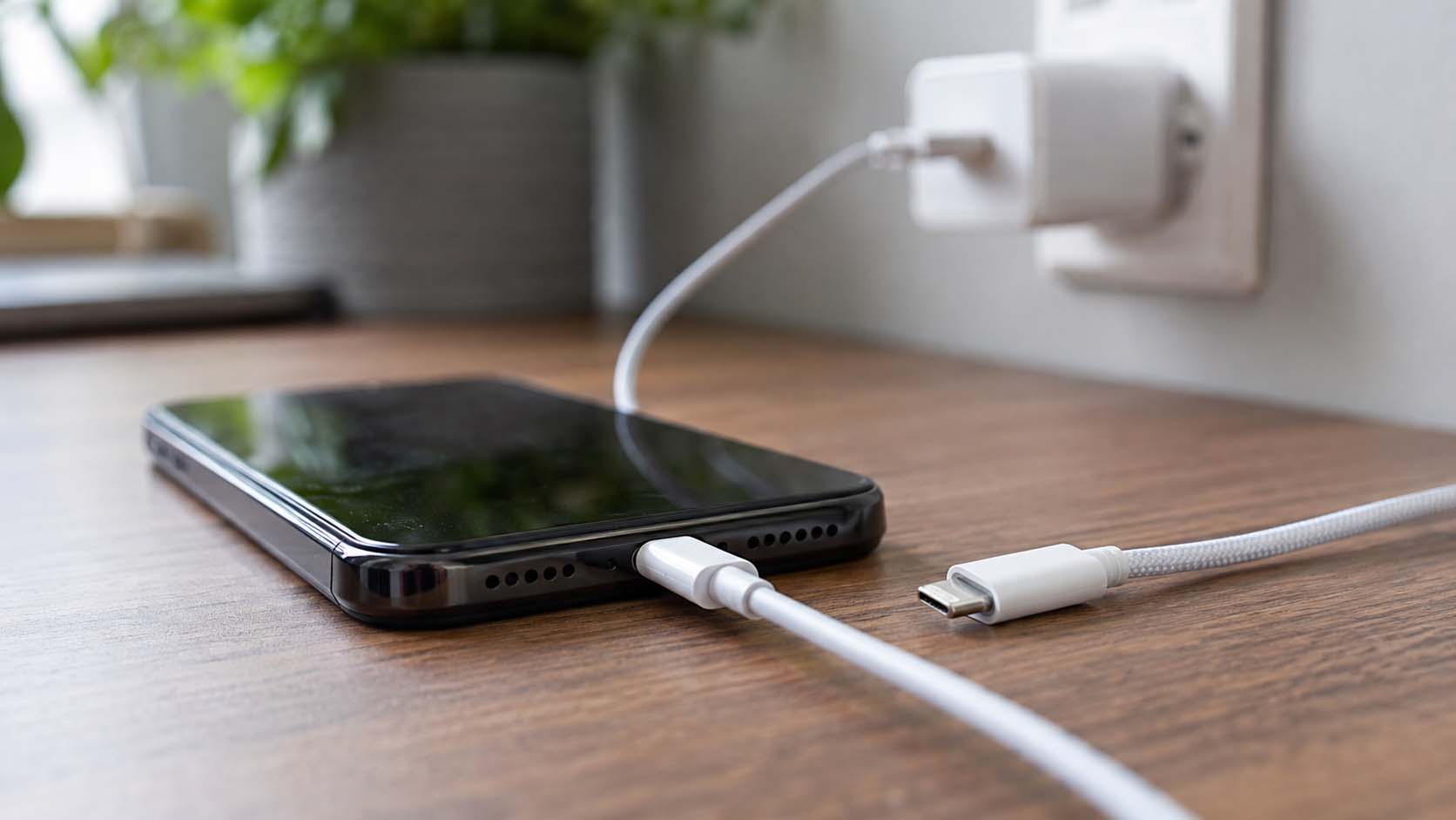 telefon se puni sporo, sporije punjenje telefona, punjač za telefon, USB-C kabl, priključak za punjenje, brzo punjenje, baterija telefona, problemi sa punjenjem