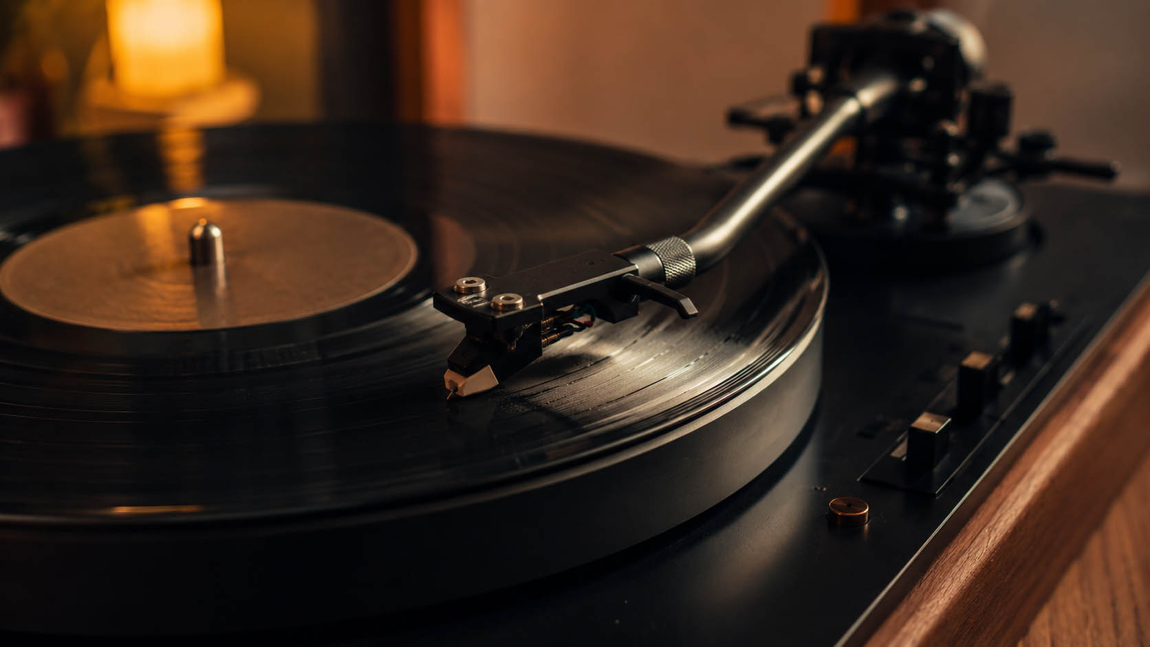vinil ploče, topao zvuk vinila, analogni zvuk, digitalni zapis muzike, gramofon