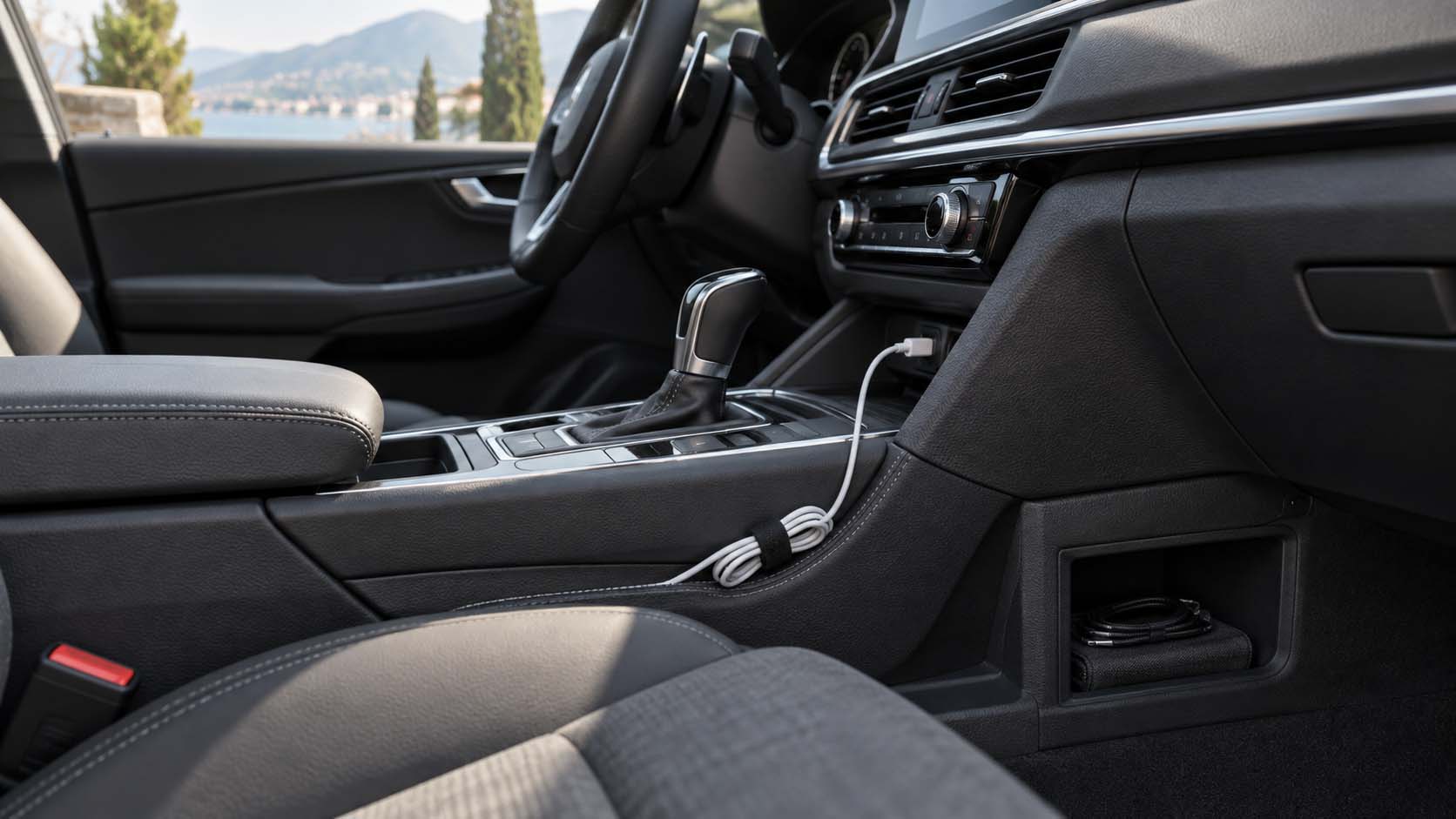 organizacija kablova u automobilu, kablovi u autu, sređivanje automobila, čičak traka, punjač za telefon, kabl za punjenje, auto organizacija, organizacija automobila, laganica, laganica.rs