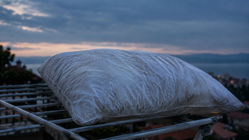 natopljen jastuk, sušenje jastuka, neprijatan miris, fleke na jastuku, provetravanje, čišćenje tkanine, miris vlage, laganica, laganica.rs, laganicars