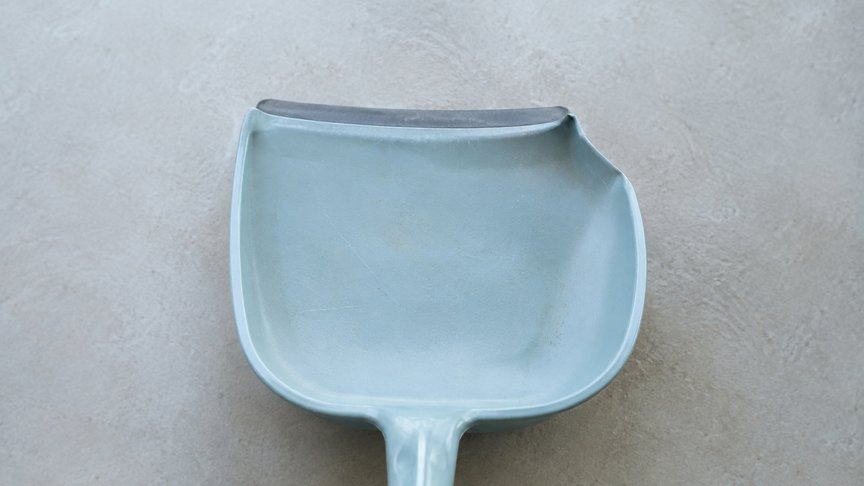 lopatica za prašinu, iskrivljenje, kućni pribor, tanak materijal, čišćenje, pod, plastika, kućni poslovi, laganica, laganica.rs, laganicars