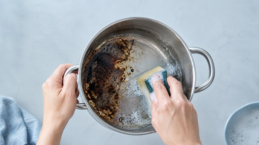 šerpa sa zagorelim dnom, čišćenje šerpe, zagorelo dno, deterdžent za sudove, soda bikarbona, kuhinjski sudovi, nerđajući čelik, laganica, laganica.rs, laganicars