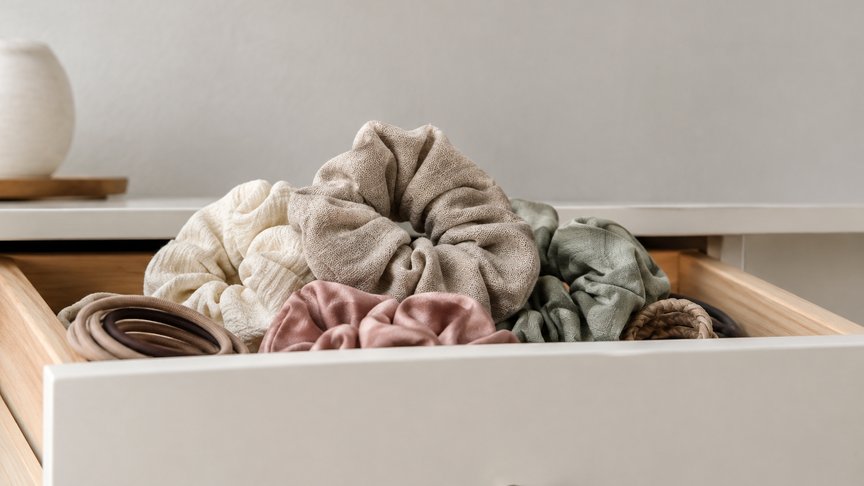 gumice za kosu, elastičnost, fioka, gumeni materijal, toplota, vlaga, prašina, starenje materijala, laganica, laganica.rs, laganicars