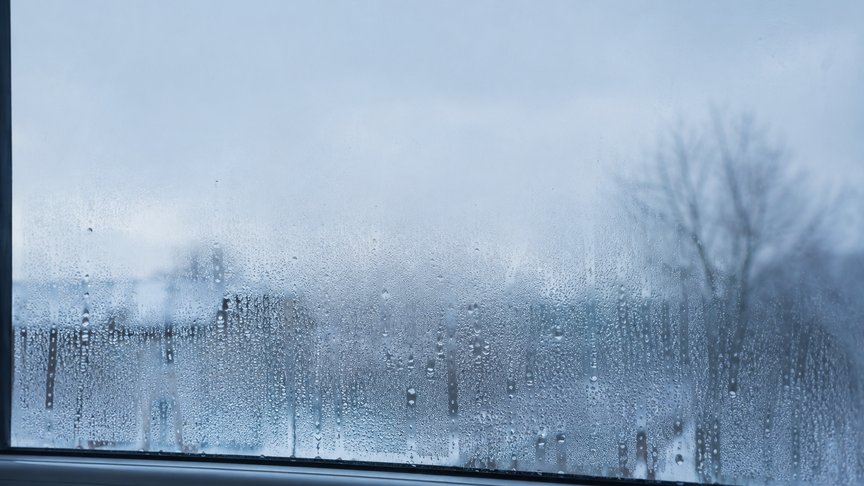 kapi vode na prozoru, kondenzacija, zimi, unutrašnja strana prozora, vlaga u vazduhu, hladno staklo, orošavanje prozora, prozori, laganica, laganica.rs, laganicars